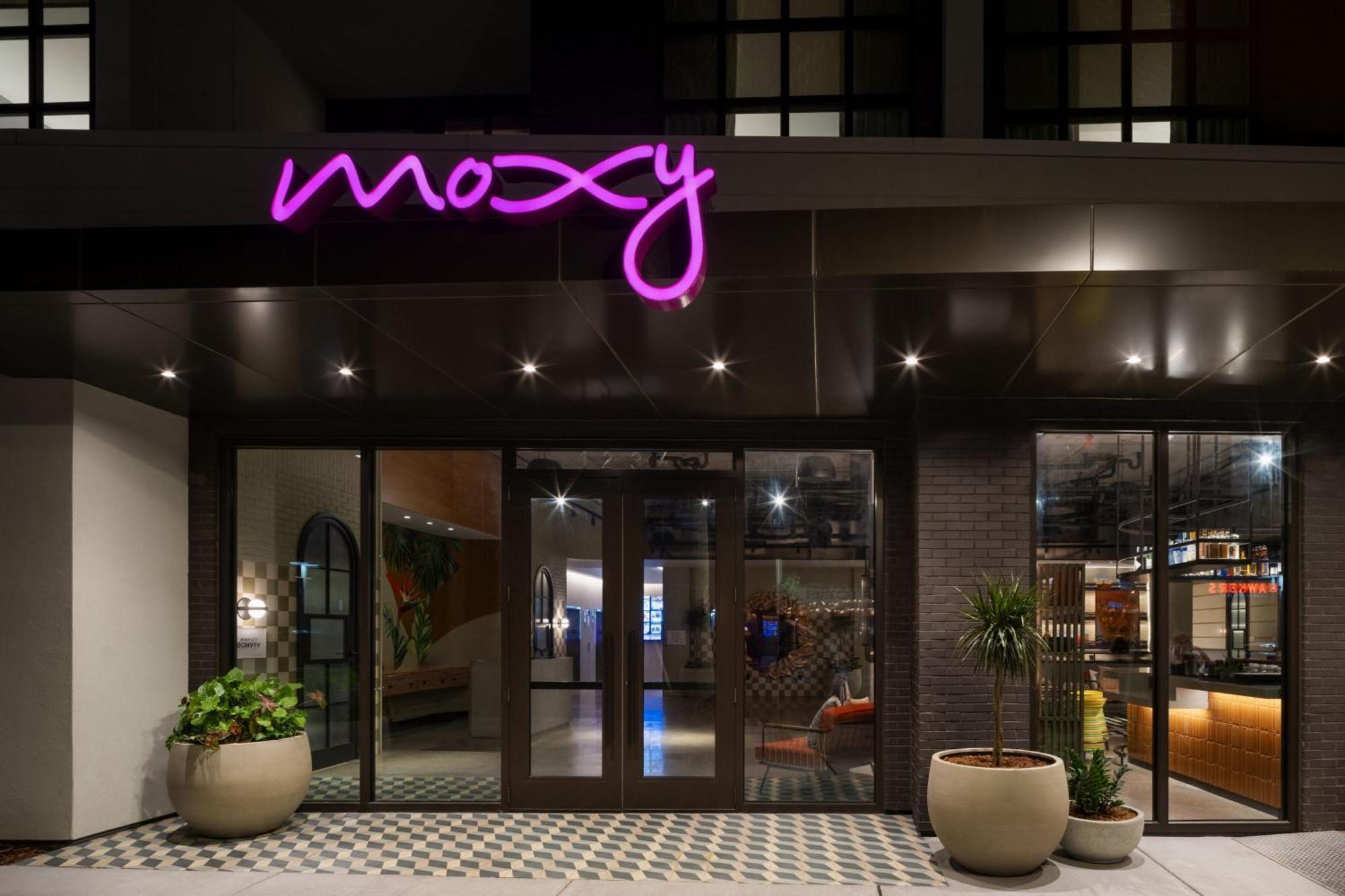 Moxy St. Petersburg Downtown Hotel Buitenkant foto